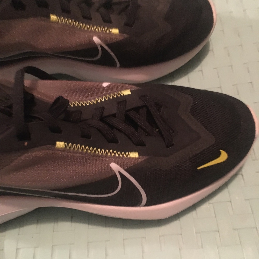 Nike Vista size 8.5 women’s